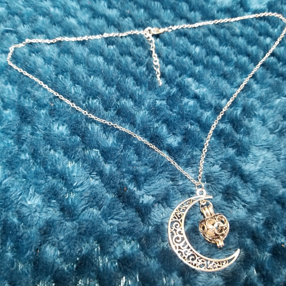 Pearl Oyster Bead Silver Locket Pendant Necklace - Picture 6 of 7